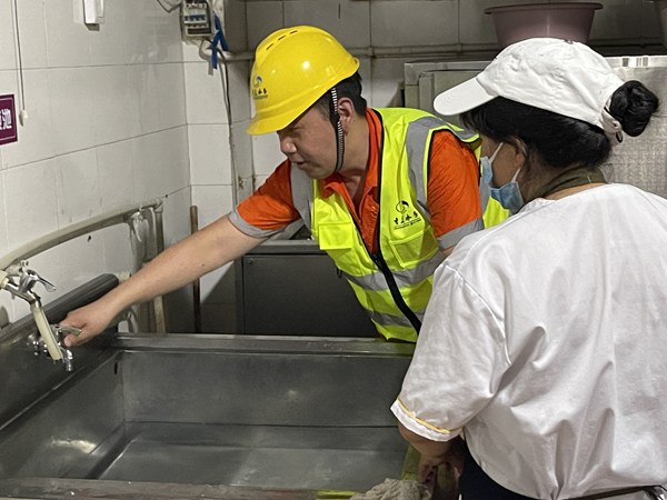 重慶水務集團市自來水公司沙坪壩營管所工作人員檢查校內集中用水設施。重慶水務集團供圖