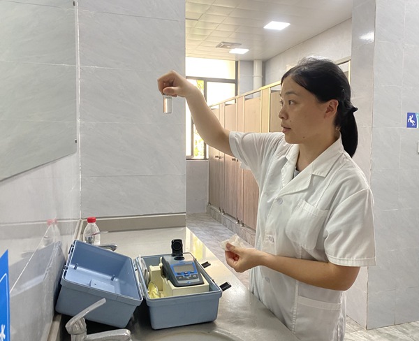 重慶水務集團合川供排水公司上門為重慶對外經貿學院進行管網水質檢測。重慶水務集團供圖