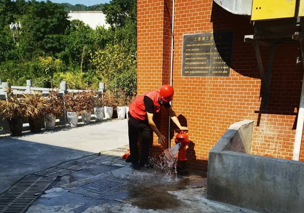 重慶水務集團萬盛供排水公司工作人員檢查校園消防設施。重慶水務集團供圖