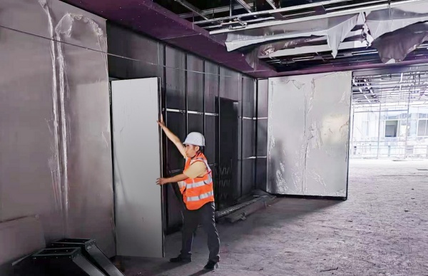 工人正在安裝門。企業供圖