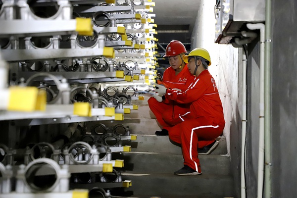 電力員工開展地下電纜巡檢。國網重慶永川供電公司供圖