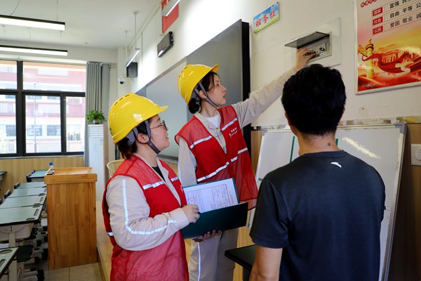 服務隊對榮昌中學教室用電設備進行檢查。國網重慶永川供電公司供圖