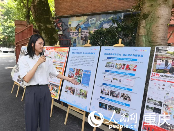 陳丹介紹沙坪壩區城市箱體美化志愿服務項目情況。人民網記者 馮文彥攝