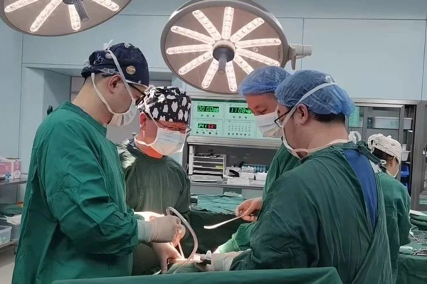 醫生手術中。重慶松山醫院供圖