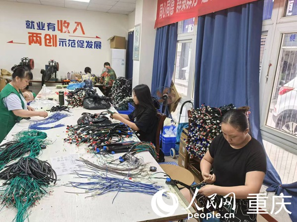 社區居民在“巧手夢工坊”工作。人民網記者 馮文彥攝