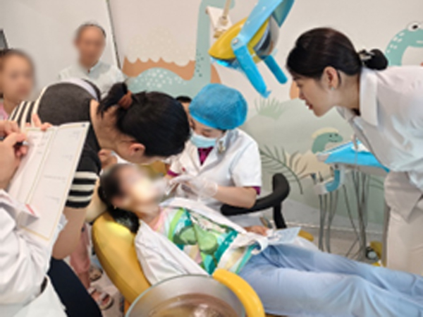 口腔科體驗現場。重慶松山醫院供圖