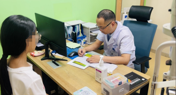 醫生查看復查結果。重慶愛爾兒童眼科醫院供圖