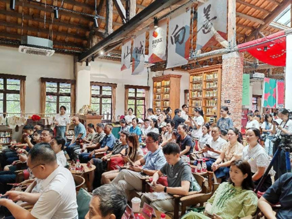 山城巷慈善街區開街現場。重慶華美整形外科醫院供圖