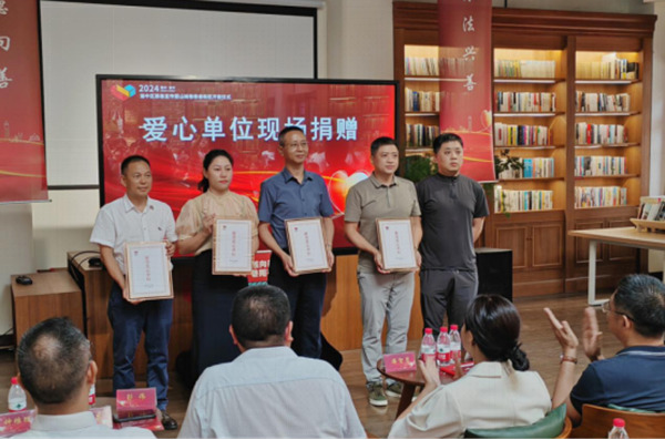 向貴平（左三）代表重慶華美帶領捐贈。重慶華美整形外科醫院供圖