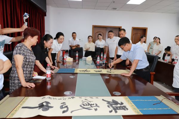 黨員教師代表以書法創作表達敬意。永川區紅旗小學供圖