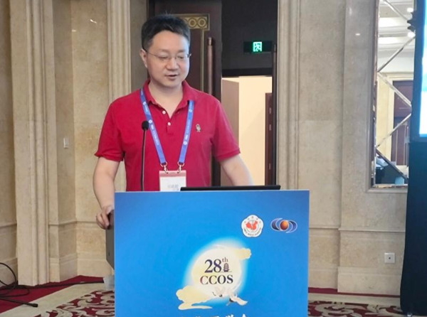 劉銳上臺分享。重慶愛爾眼科醫院總院供圖