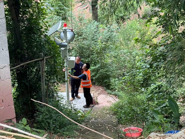 《人防+技防 防災更穩當》。6月24日，巫山縣銅鼓鎮副鎮長劉勇（左）、地質駐守隊員王忠凌到竹園村劉家老屋滑坡點，檢查新安裝的地質災害監測設備運行是否正常。人防+技防，才讓地質災害防治工作更加踏實穩妥。謝清艮攝