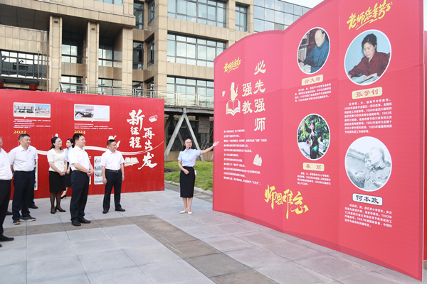 與會人員參觀全區教育綜合成果展。唐文蕤攝