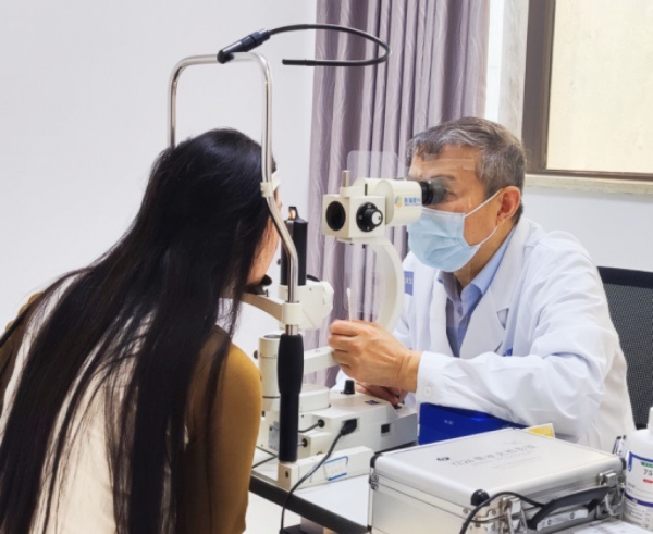謝漢平為患者檢查眼部情況。重慶普瑞眼科醫院供圖