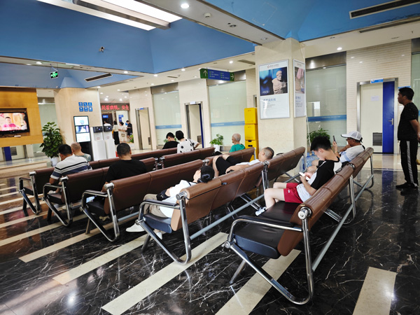患者等待檢查。重慶東大肛腸醫院供圖
