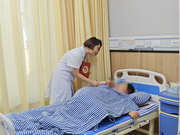 醫院為患者送月餅。重慶東大肛腸醫院供圖