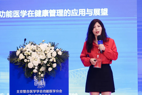 劉婷上臺分享。重慶松山醫院供圖