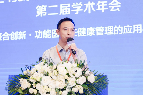 王小林上臺分享。重慶松山醫院供圖