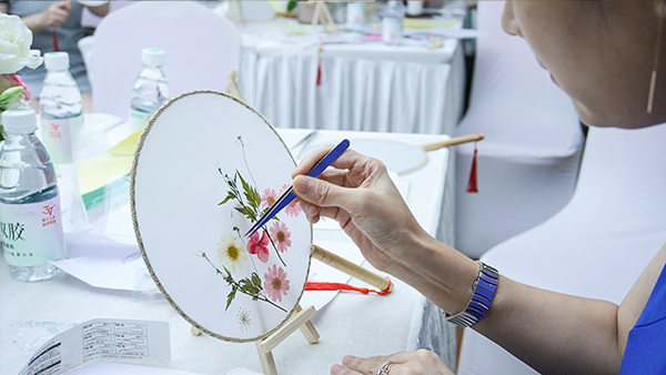 手工環節。重慶軍美醫療美容醫院供圖