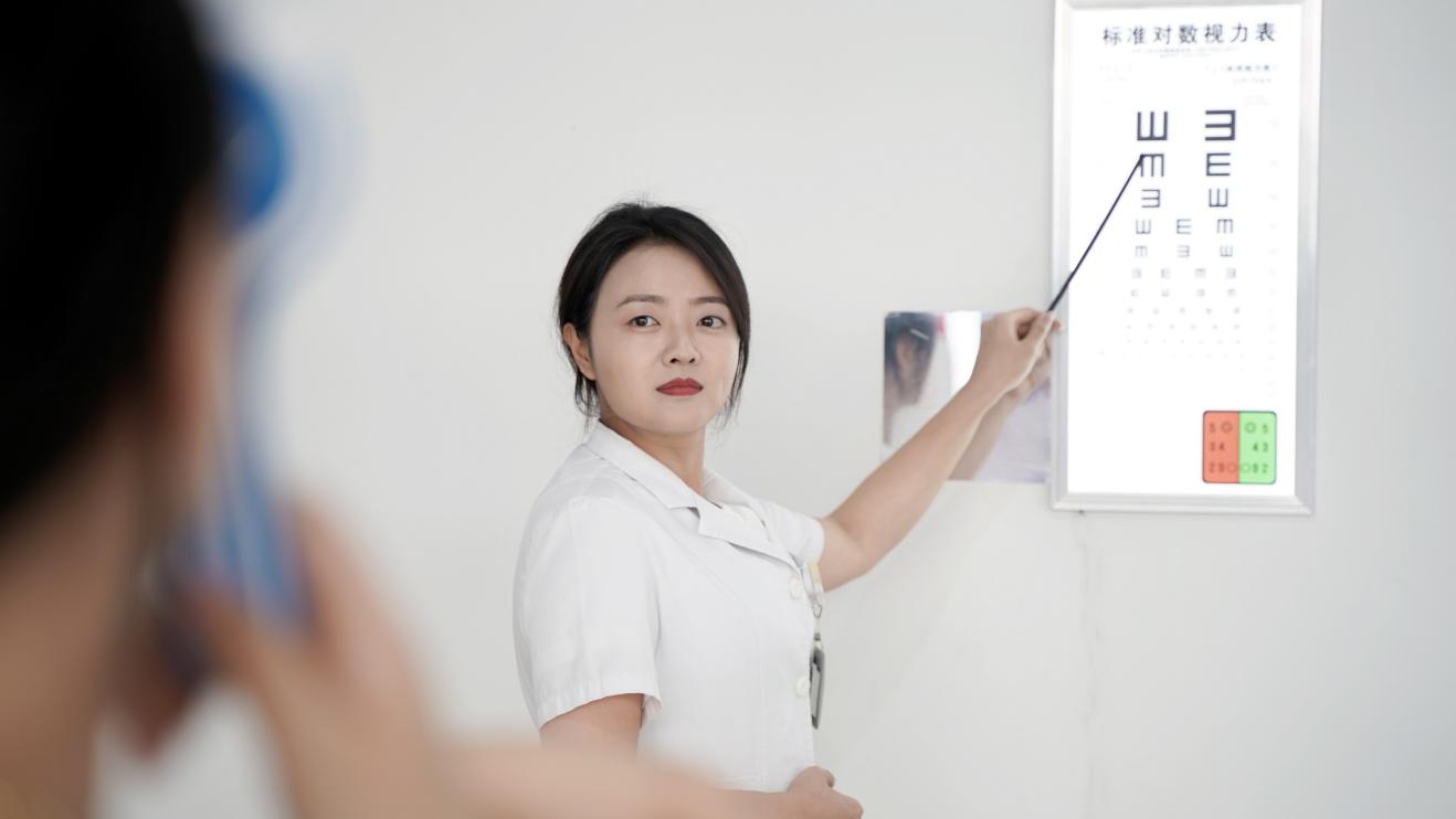 視力檢查。重慶華廈眼科醫院供圖