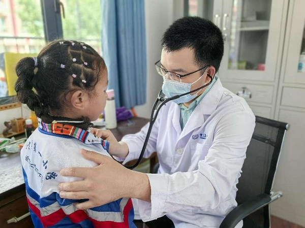 醫生正在為孩子做檢查。重慶康心醫院供圖