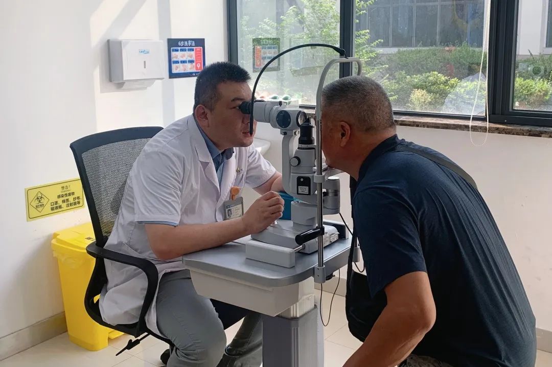 蘇奇為患者檢查眼部情況。重慶華廈眼科醫院供圖