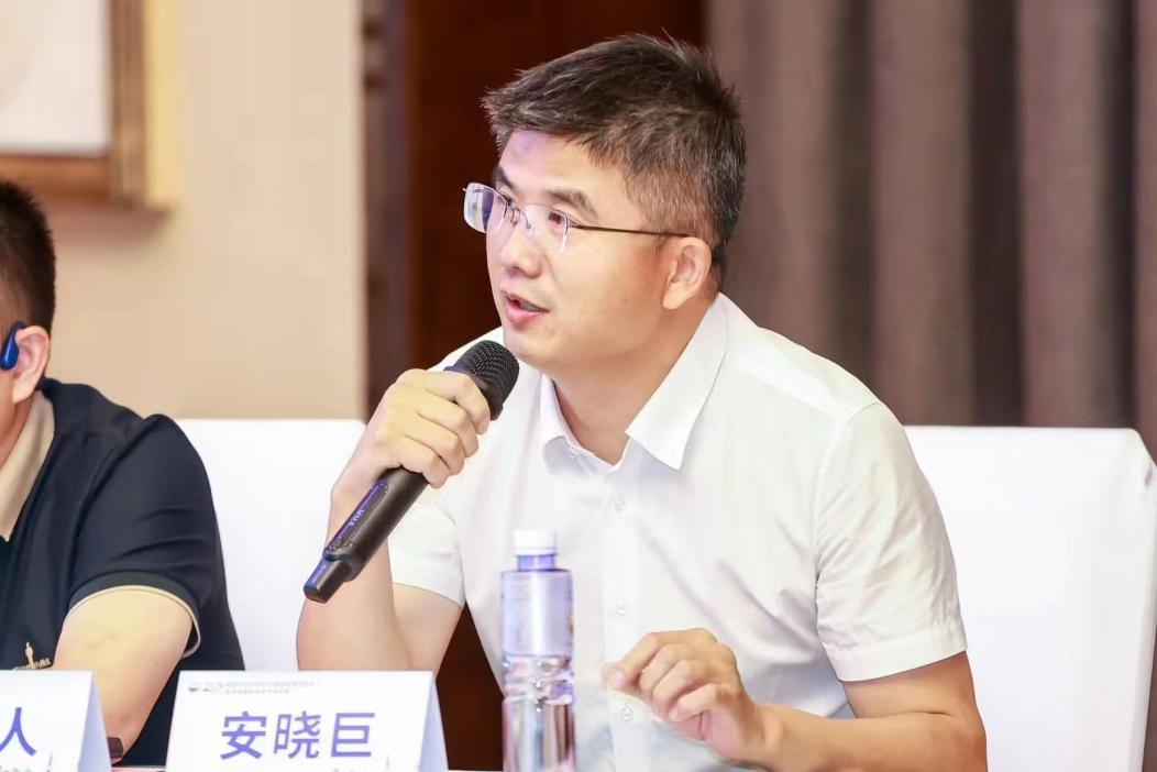 安曉巨在會議中發言。重慶華廈眼科醫院供圖