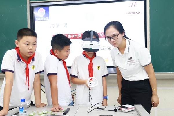 同學們通過VR設備體驗地質災害的發生。主辦方供圖