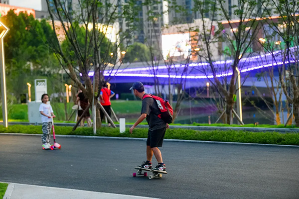 市民在公園內的步道玩耍。重慶龍湖供圖