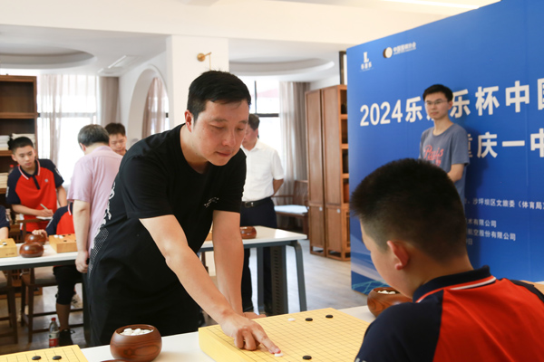 古力下指導棋。付軍攝