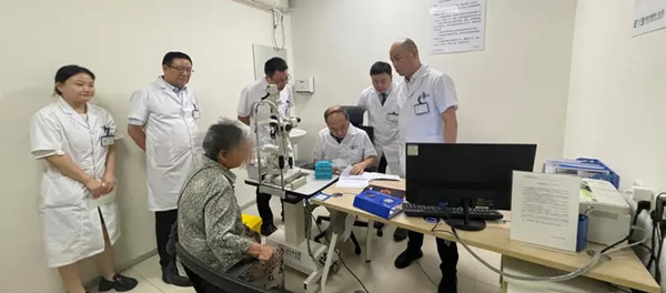 巡診活動現場。重慶愛爾眼科醫院總院供圖