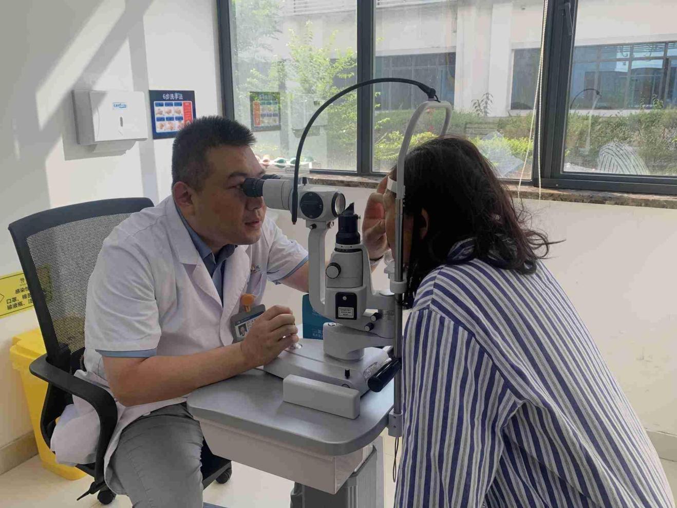蘇奇為患者檢查眼部情況。重慶華廈眼科醫院供圖
