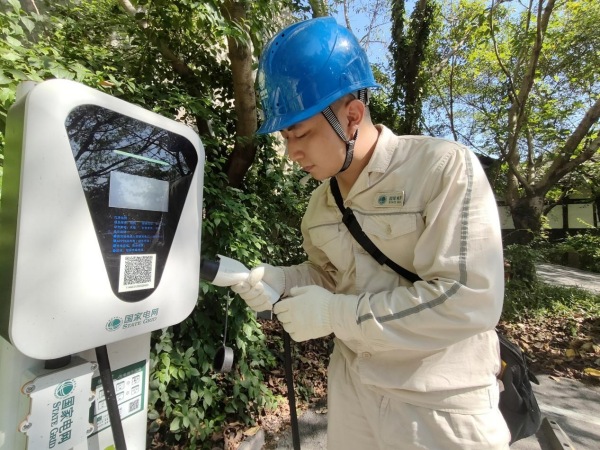 9月22日，國網重慶綦江供電公司工作人員正在檢查綦江區東溪古鎮的公用充電樁。袁巧攝