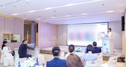 戴霞分享學術研究報告。重慶華美整形外科醫院供圖