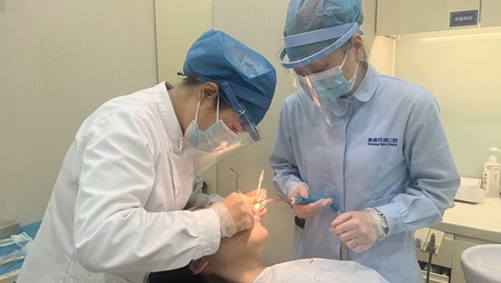 隋慶娜診間治療圖。泰康拜博口腔供圖