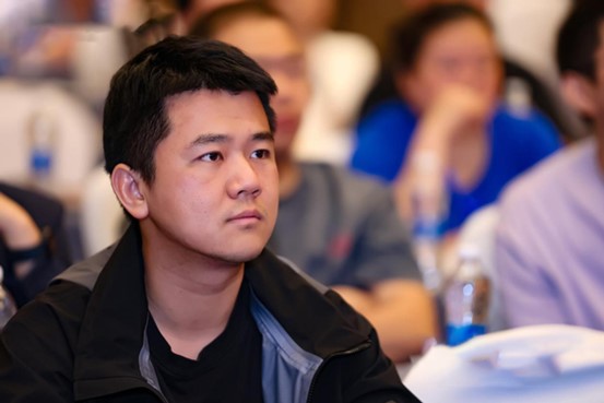 張安東參加會議。泰康拜博口腔供圖