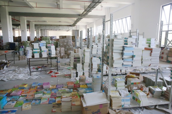 警方查扣的盜版書籍。重慶市公安局打假總隊供圖