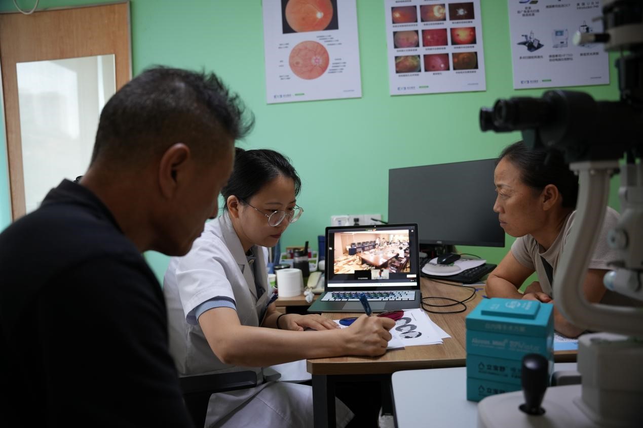會診現場。重慶愛爾眼科醫院總院供圖
