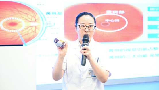 艾玲講解眼底病發生的部位。重慶南坪愛爾眼科醫院