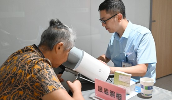 老年患者做眼底照相檢查。重慶南坪愛爾眼科醫院供圖