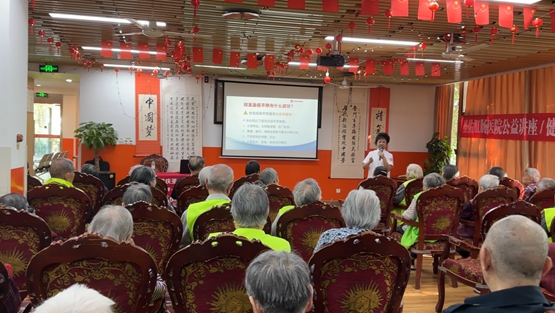 謝恩莉講解現場。重慶圣佑肛腸醫院供圖