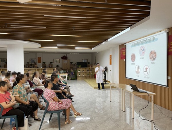 喻川講解現場。重慶圣佑肛腸醫院供圖