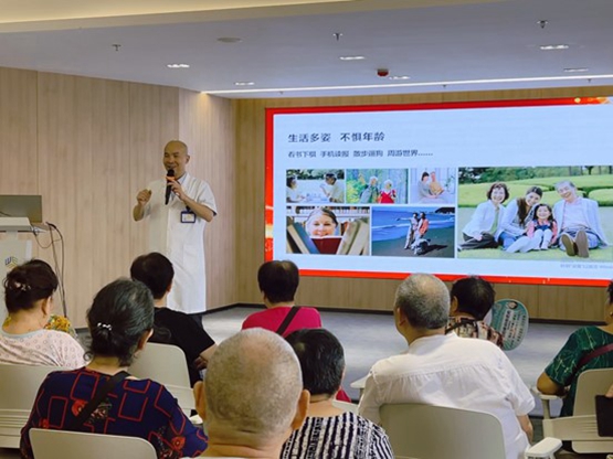 陳伯凡科普老年眼病知識。重慶普瑞眼科醫院供圖