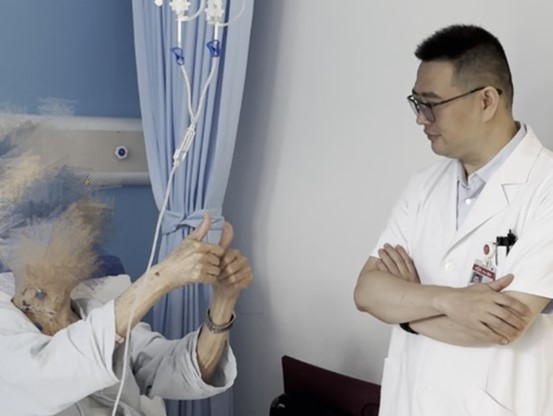 醫生查房中。重慶松山醫院供圖