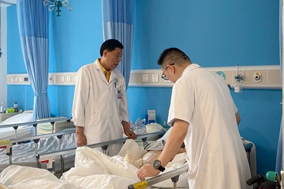 醫生查房中。重慶松山醫院供圖