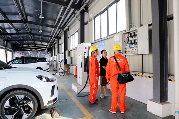 電力員工對無人駕駛用電設備及充電設施進行安全檢查。國網重慶永川供電公司供圖