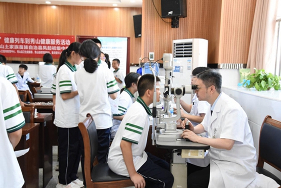 眼健康義診活動現場。重慶愛爾兒童眼科醫院供圖