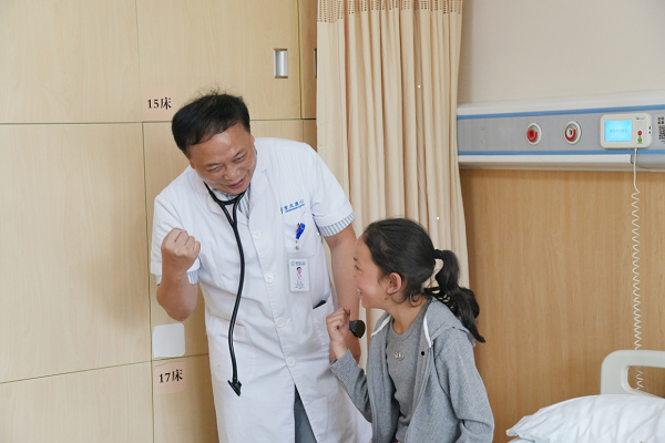 鐘前進與患者一起加油。重慶康心醫院供圖