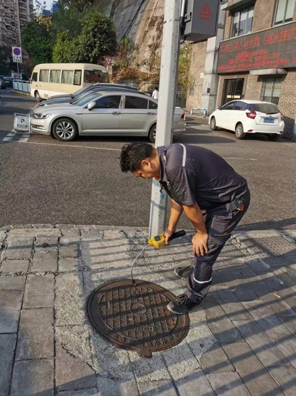 重慶燃氣江北分公司巡檢人員開展地下管網巡檢工作。重慶燃氣集團供圖