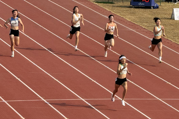 一實高二學生程小林（前）獲得青少年乙組女子100米冠軍。學校供圖